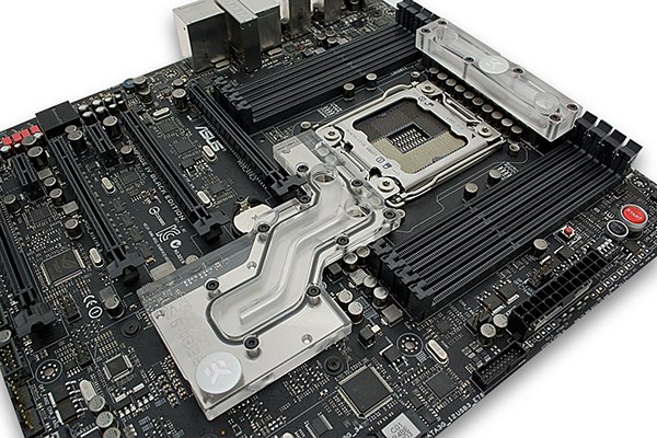 Le kit EK de  l&rsquo;Asus Rampage IV Black Edition se montre