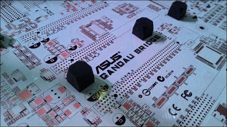 Asus Gandau Bridge : Une carte mère au PCB blanc !