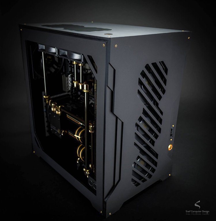 Mjolnir : un build entièrement en noir et en doré by SNEF !