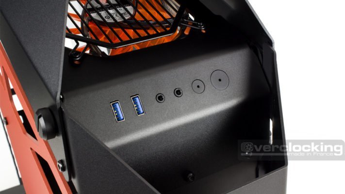 Extérieur Avec son MasterCase H500P, Cooler Master nous propose une référence au format moyen tour mesurant 242 mm de largeur, 544 mm de profondeur et 542 mm de hauteur. Ici, le boîtier pèse 11.3 kg. Avec de telles dimensions, on pourra installer aisément des cartes mères au format E-ATX, ATX, micro-ATX et mini-ITX. D’un point de vue design, on retrouve un boîtier au look plutôt travaillé. Effectivement, nous avons quelque chose d’assez aérien malgré tout, une sensation renforcée par des plastiques transparents en façade et sur le dessus. La parties latérales affichent des formes trapézoïdales avec des inserts en mesh de sorte à laisser respirer la ventilation. Malgré « une belle gueule », il faut noter quelque chose, les plastiques en question sont cheap et plus particulièrement sur la façade. Une fois déboîtée, ça craque, ça se tord facilement, bref, nous sommes moyennement emballés à ce niveau. Ces parties détachables ont l'air d'être de basse qualité, et auraient clairement pu être plus travaillés. Le panneau de contrôle : Le panneau contrôle du boîtier est plutôt bien fournit et prend place sur le dessus du boîtier. Cette partie est inclinée, ce qui facilite son accès. Quoi qu’il en soit, il est constitué de : 2x USB 3.0 2x USB 2.0 Des prises casques et micro en Jack 3.5’ Un bouton power Un bouton reset Une diode d’activité pour le stockage Concernant le bouton power, on constate que ce dernier reprend la forme du logo Cooler Master. Pour pousser les détails plus loin, on aurait bien vu le logo du constructeur à cet endroit. Le dessous : Sous le MasterCase H500P, on ne constatera rien de bien particulier si ce n’est le filtre d’alimentation. Ce dernier est en nylon et est facilement accessible par l’arrière du boîtier et pourra être nettoyé à l’eau si besoin. Autrement, quatre pieds en plastique de même couleur que la façade sont de la partie. Une bande de caoutchouc antidérapant les recouvrent et pas de doutes, ça ne dérape pas ! L'arrière : L’arrière du boîtier est plutôt classique avec un emplacement I/O dans le haut et un emplacement pour ventilateur à sa droite. On poursuit avec sept slots d’extensions à l’horizontal et deux autres à la verticale. Nous pourrons alors mettre en valeur notre carte graphique via un riser. Pour finir, nous avons notre emplacement pour alimentation tout en bas. Le dessus : Au-dessus du boîtier, nous avons une partie en plastique qui reprend les mêmes motifs que la façade et des inserts en mesh. Ici aussi, une partie transparente court sur tout le long du boîtier. Cette partie "dissimule" les emplacements de ventilation situés sur le dessus du MasterCase H500P. L’emboîtement entre le top et la façade se fait au niveau du panneau de contrôle. Un petit effort aurait été à faire à ce niveau puisque les ajustements ne sont pas des plus précis. Finalement, le H500P est un boîtier qui présente plutôt bien tant qu’on ne le regarde pas de trop près. Les parties plastiques ne sont pas des plus qualitatives et l’emboîtement entre le top et la façade reste visible... Autrement, nous avons un design plutôt attrayant et un châssis qui s’annonce plutôt classique en interne. Mais pour le savoir vraiment, rendez-vous à l’intérieur.