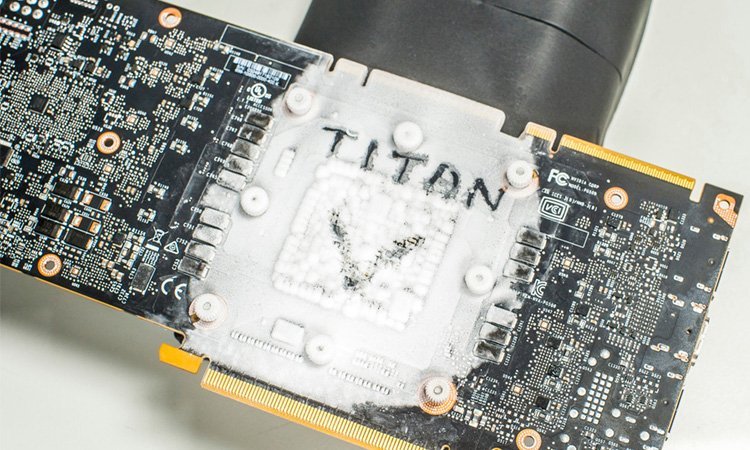 Avec 4 Titan V, KingPin termine GPUPI en moins d&rsquo;une seconde !