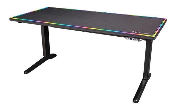 Level 20 RGB BattleStation : un bureau RGB chez Thermaltake