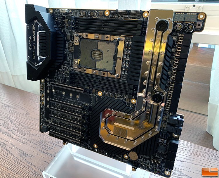 La SR3 Dark de EVGA exposé lors du Computex