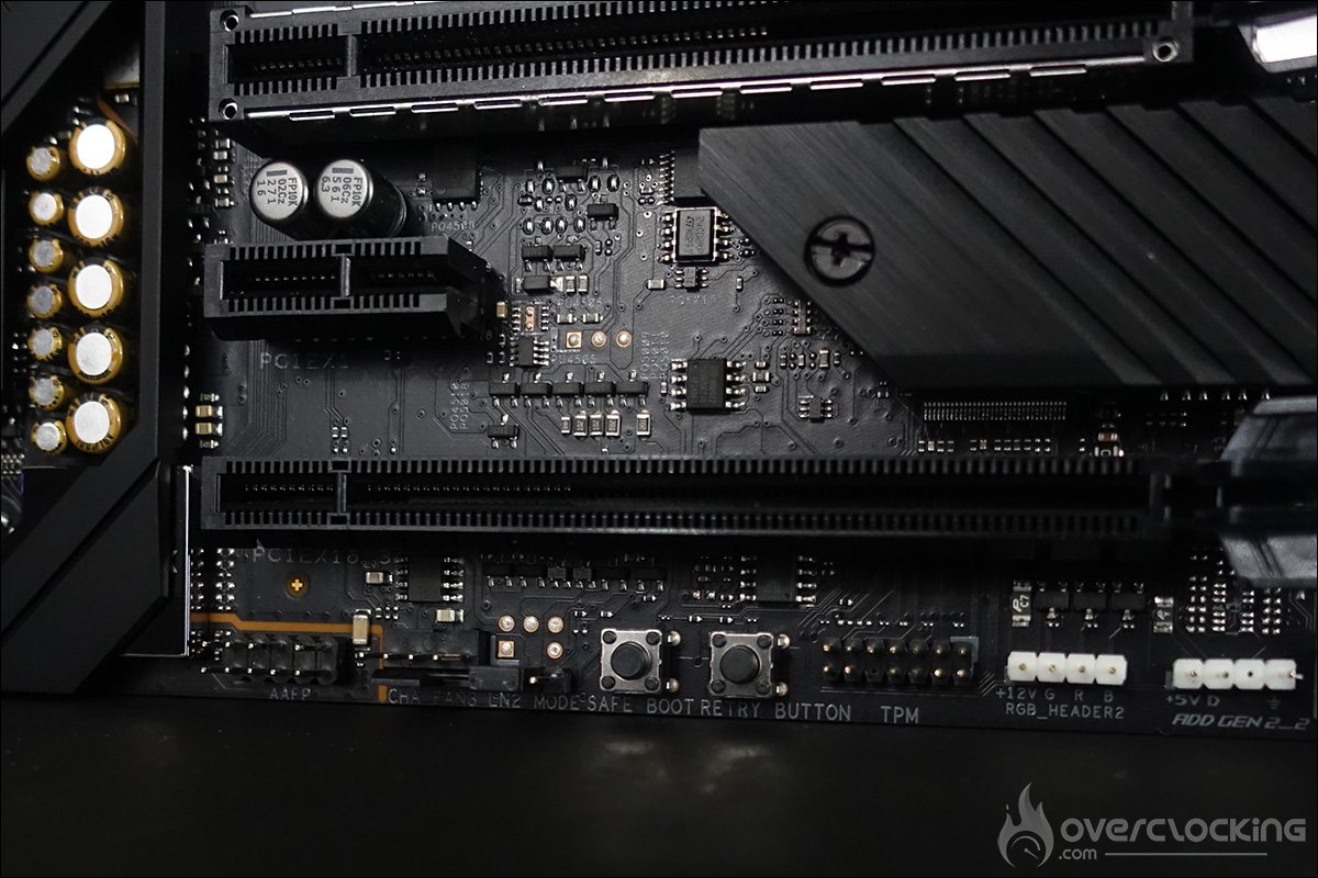 Outils sur le PCB de l'Asus Crosshair VIII Dark Hero