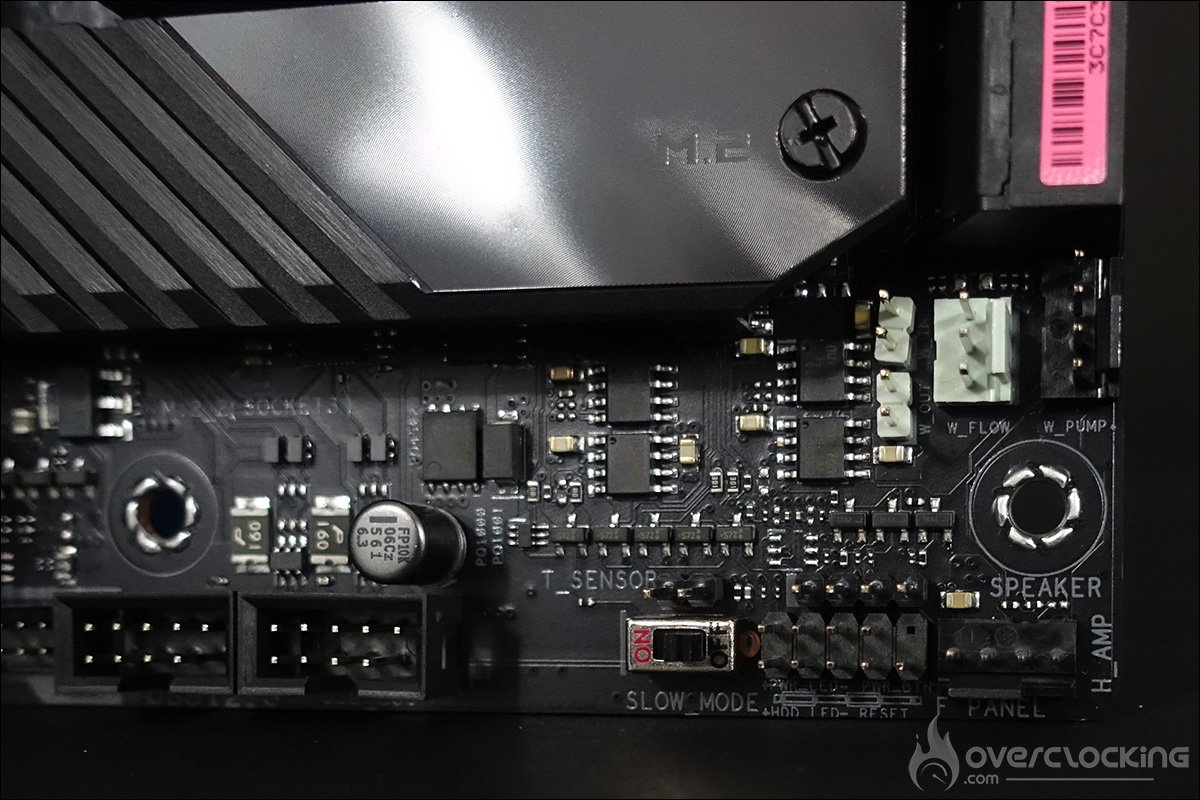Outils sur le PCB de l'Asus Crosshair VIII Dark Hero