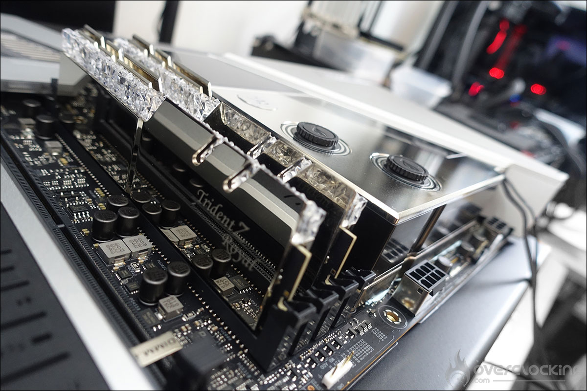Carte mère ROG Maximus XIII Z590 Extreme Glacial