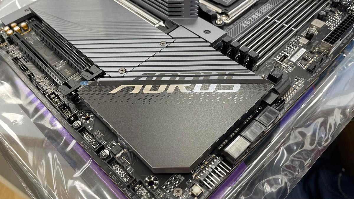 La carte mère AORUSX670E Master