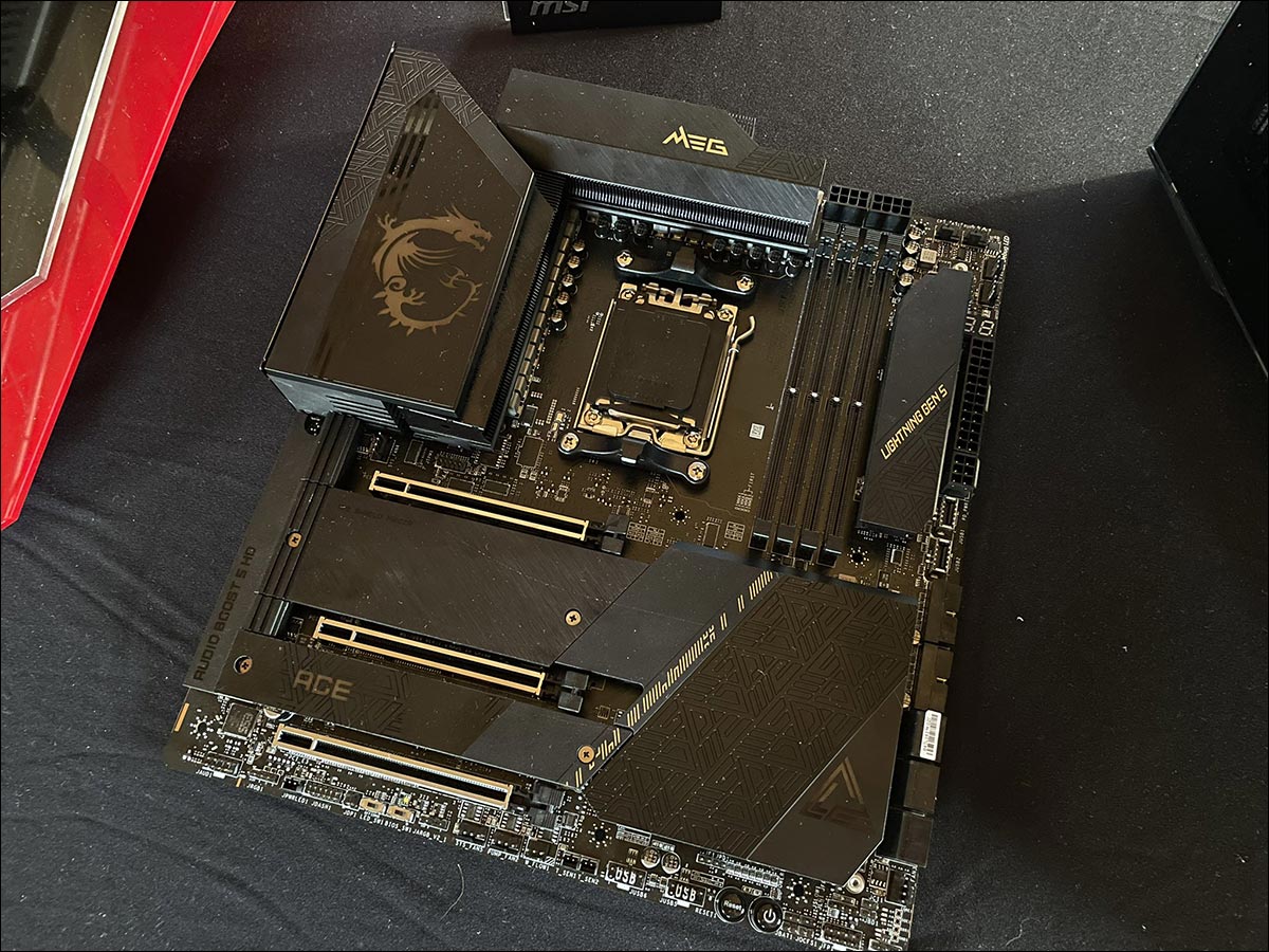La carte mère MSI MEG X670E ACE