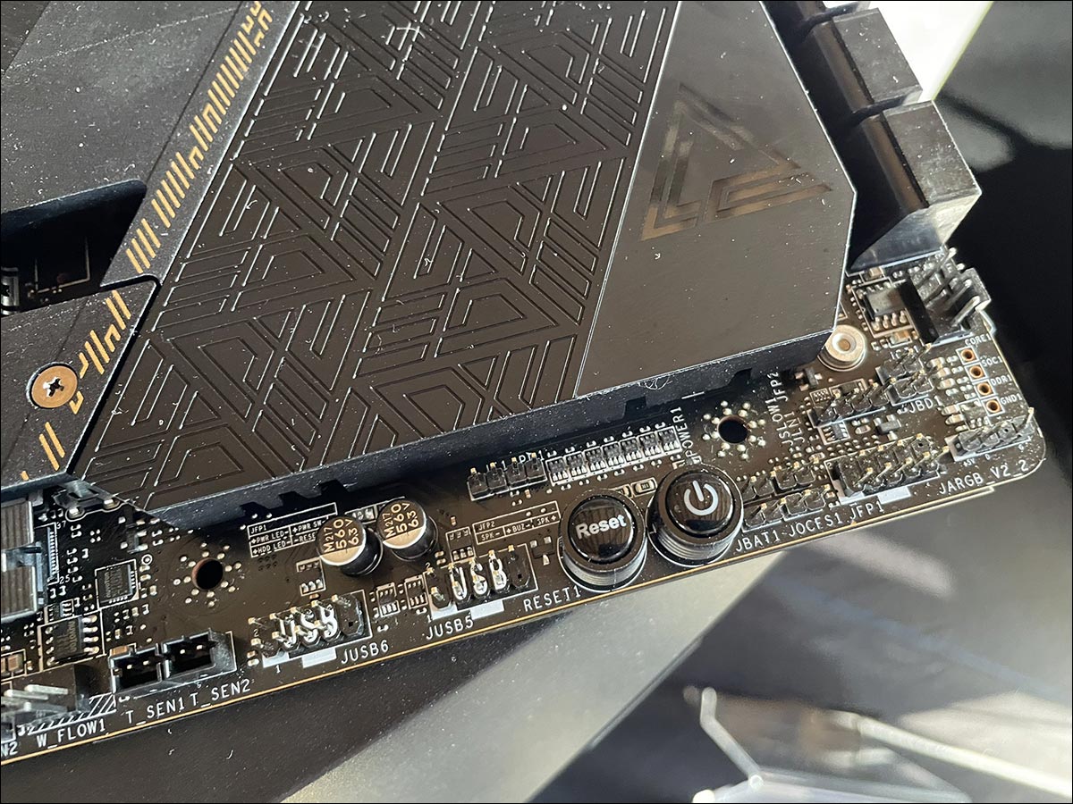 La carte mère MSI MEG X670E ACE