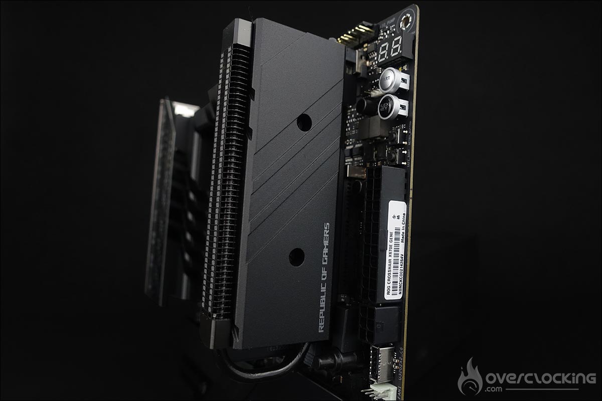 La carte mère ROG Crosshair X670E Gene d'Asus