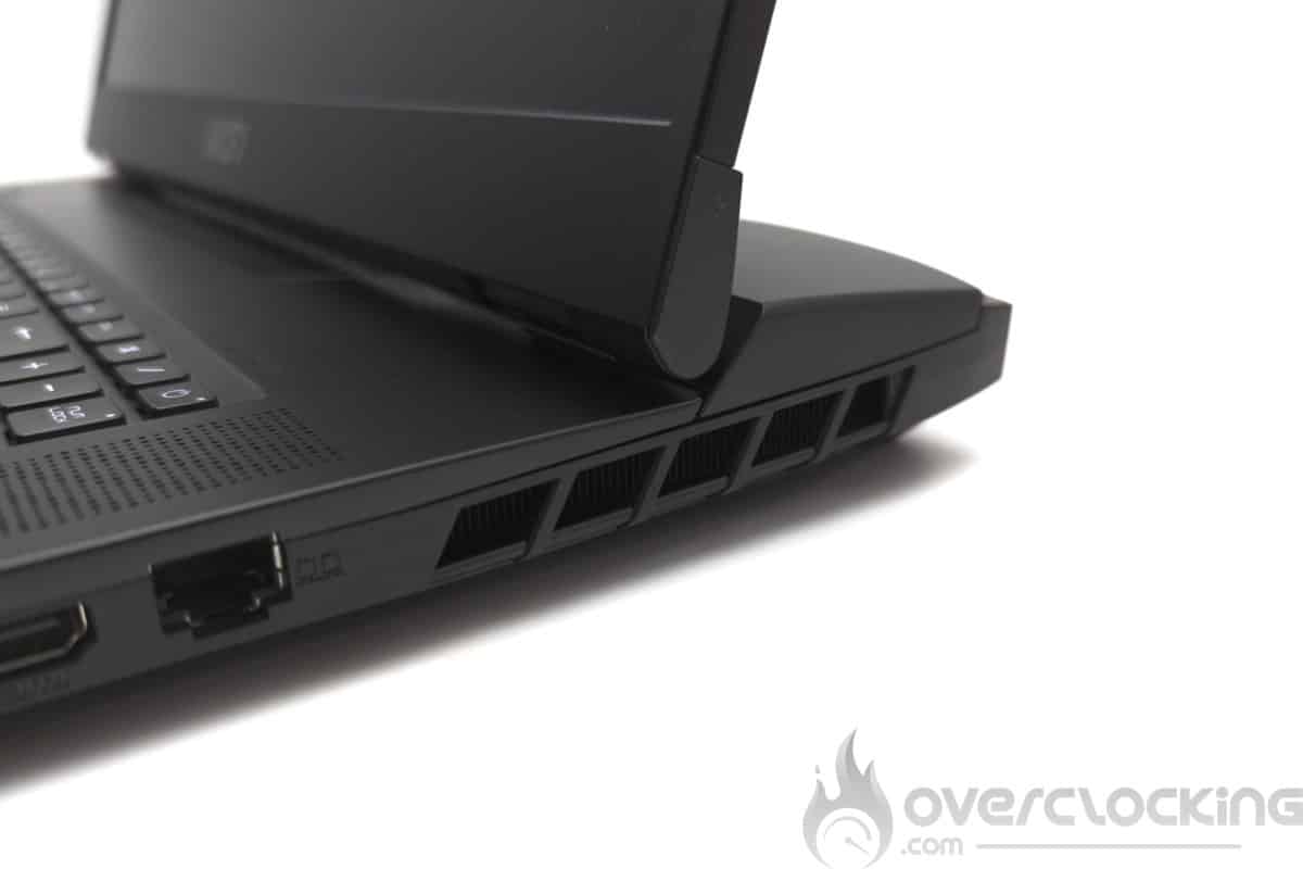 MSI Titan GT77 HX 13VI aérations