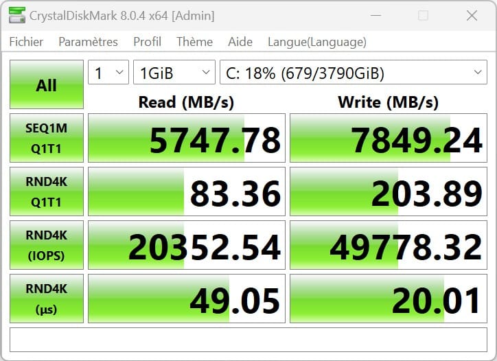 MSI Titan GT77 HX 13VI Cristal disk mark