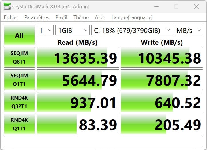 MSI Titan GT77 HX 13VI Cristal disk mark