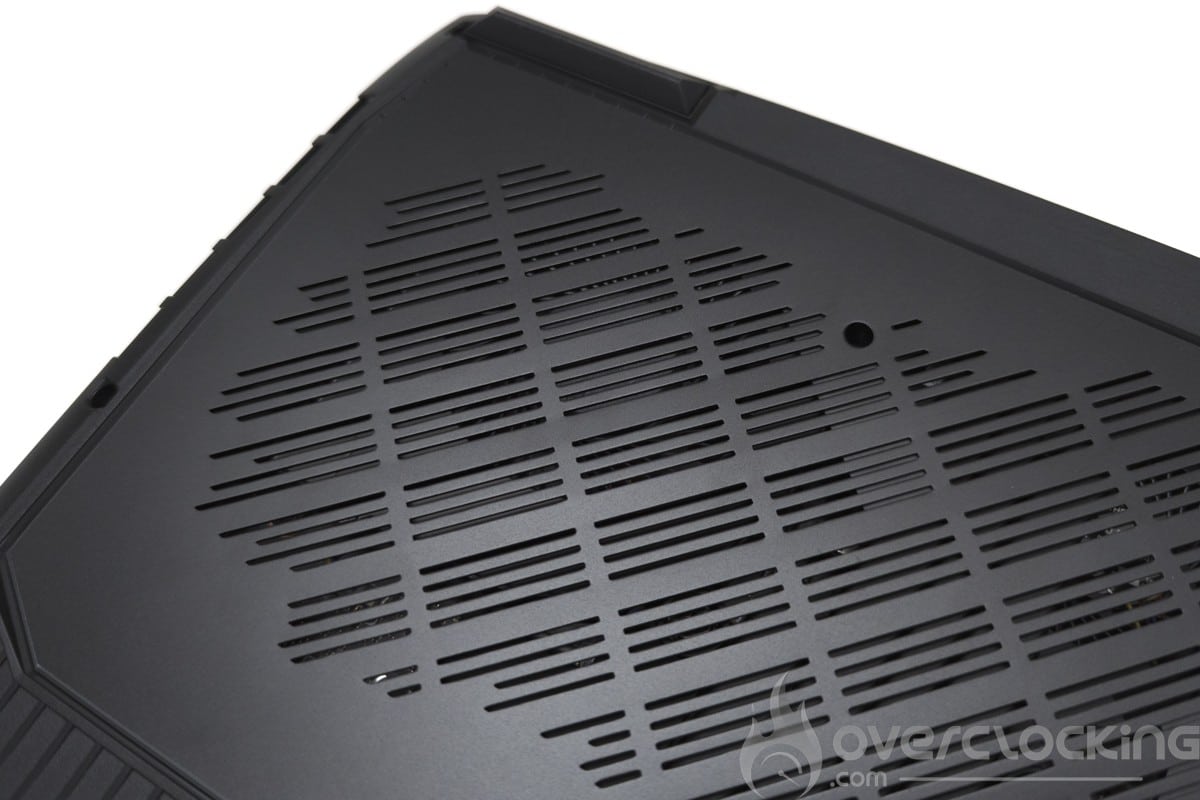 MSI Titan GT77 HX 13VI aérations
