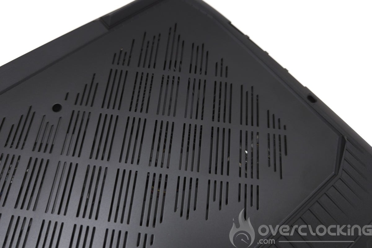 MSI Titan GT77 HX 13VI aérations