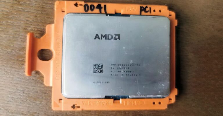 Un Threadripper 7985WX pris en photo !
