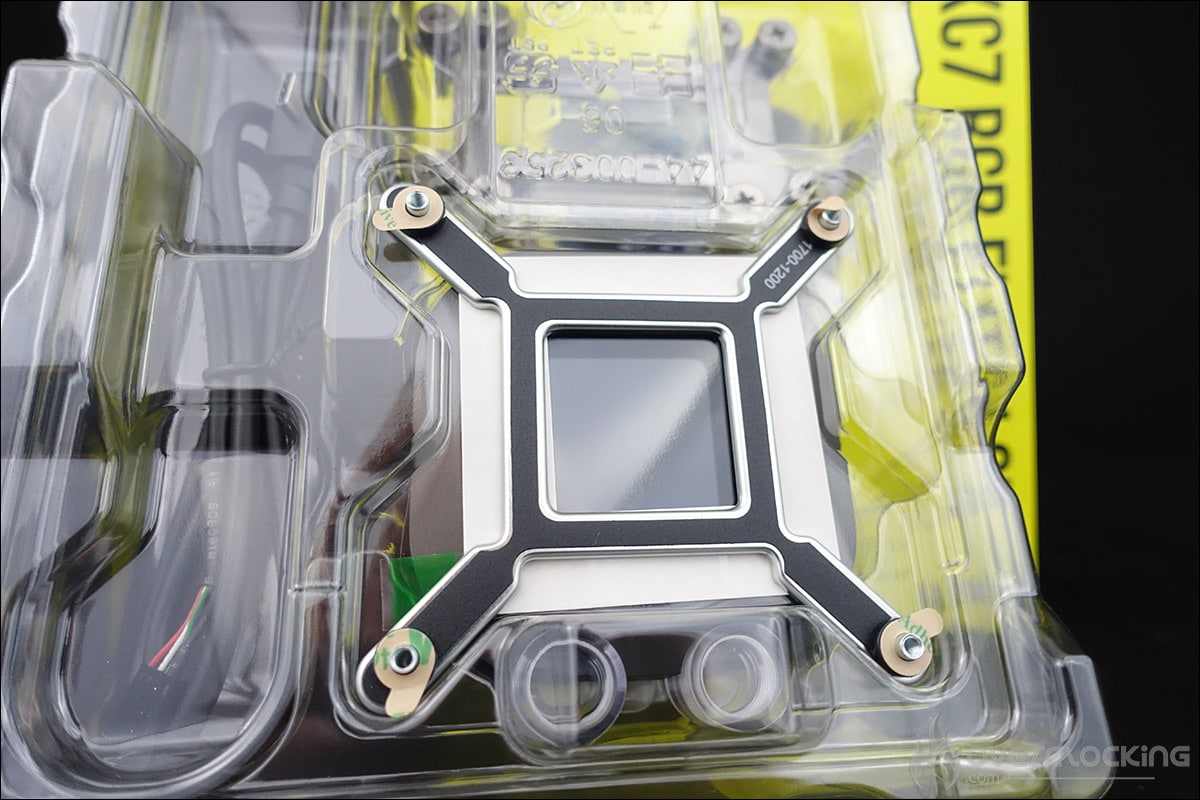 Le waterblock XC7 RGB Elite LCD de chez Corsair