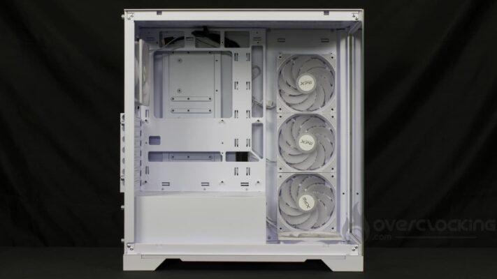 XPG Invader X intérieur 1