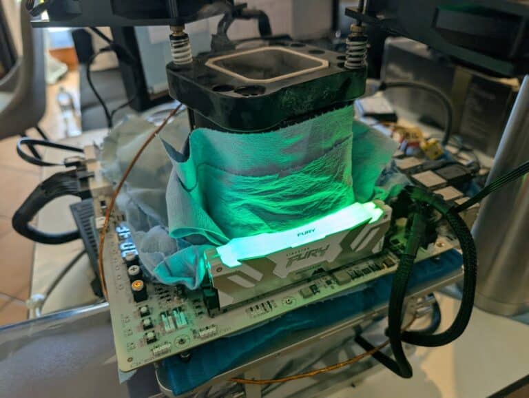 Les Gigabyte Z890 et X870 Aorus Tachyon Ice sous LN2