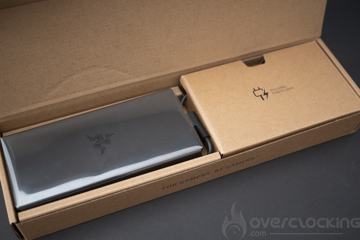 Razer Blade 16 - Unboxing alimentation