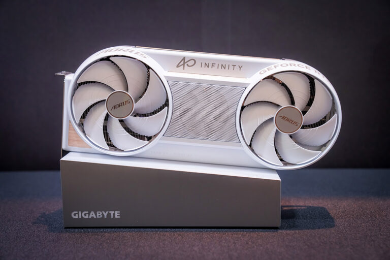 Le PCB étrange de la Aorus RTX 5080 Infinity !