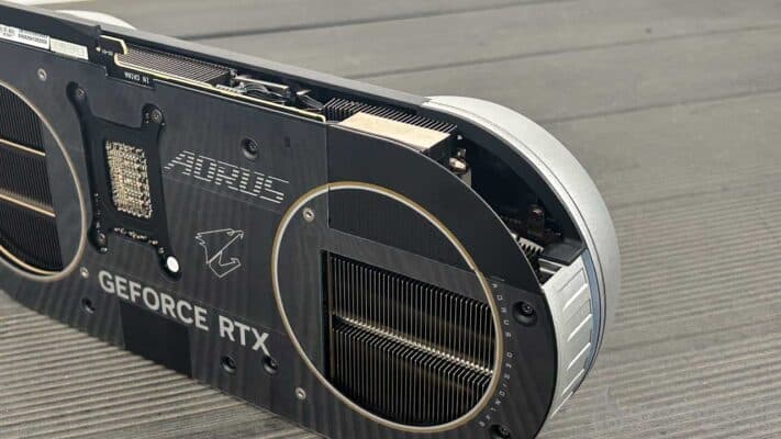 AORUS RTX 5080 Infinity connecteur avec cache câble