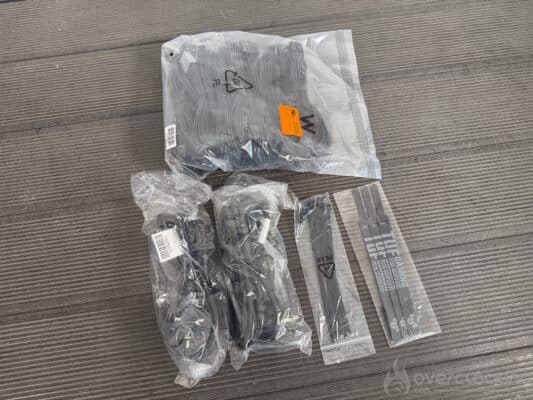 ASUS TUF GAMING 1200W Platinum tous les accessoires