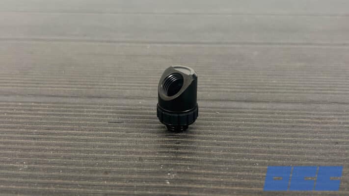 Les fittings Alphacool Apex Grip 45 degrés rotatifs