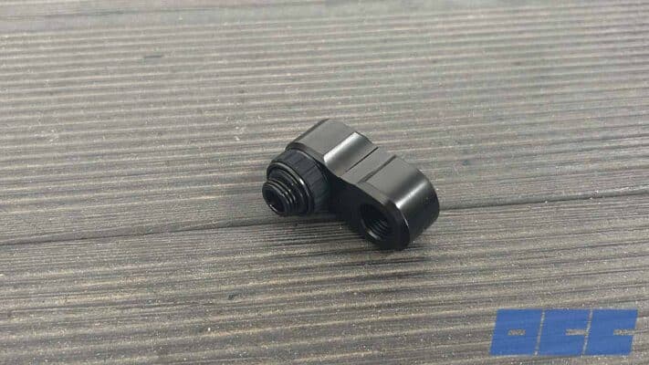 Les fittings Alphacool Apex Grip offset 27mm rotatifs