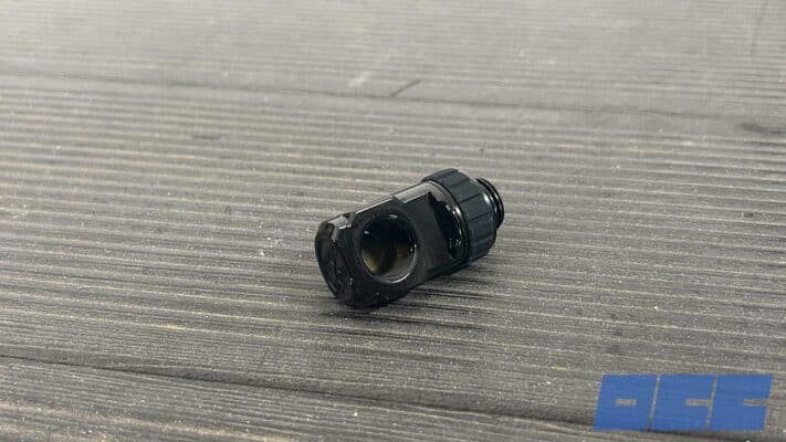 Les fittings Alphacool Apex Grip 90 degrés rotatifs