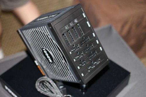 computex-2013-be-quiet-power-zone-bloc-entierement-modulaire-1[1]
